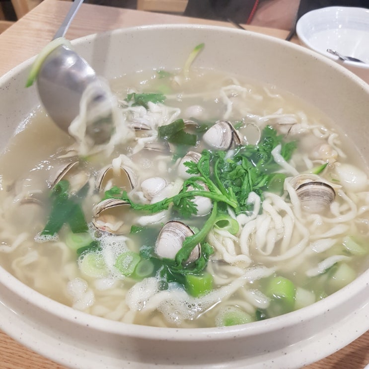  부산 대연동 공원칼국수 솔직후기 (엄청매운김치, 물총조개)