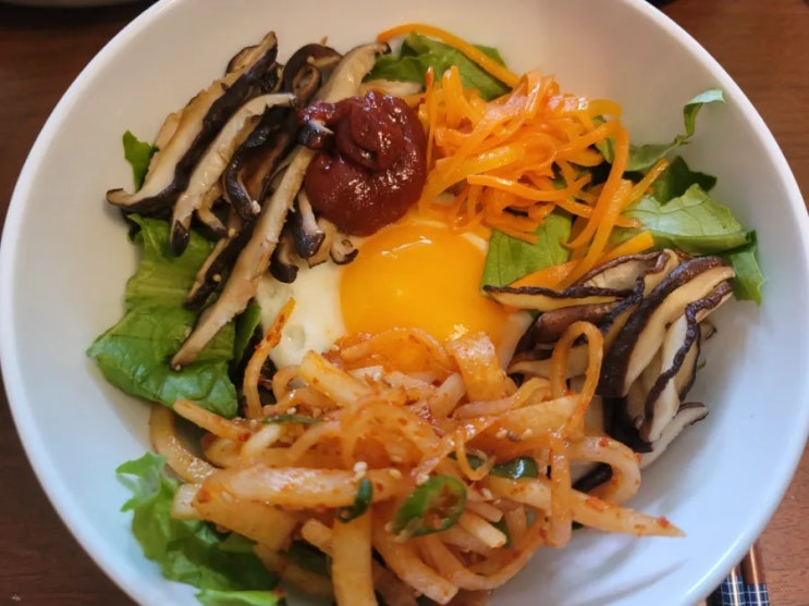  표고버섯 무생채 넣은 야채 비빔밥