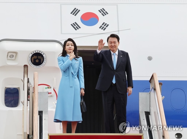 尹대통령 "100년전 일로 日 무릎 꿇어야 한다는 생각 못받아들여" 尹대통령 "100년전 일로 日 무릎 꿇어야 한다는 생각 못받아들여"
