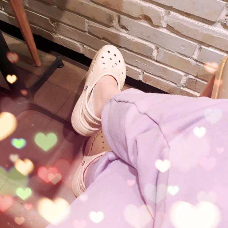  요즘 대세 CROCS . 바야플랫폼 클로그 착샷 . 연예인 크록스패션 명품 콜라보 발렌시아가크록스