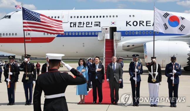 尹대통령, 워싱턴 도착…태극기-성조기 든 美의장대 공항 도열