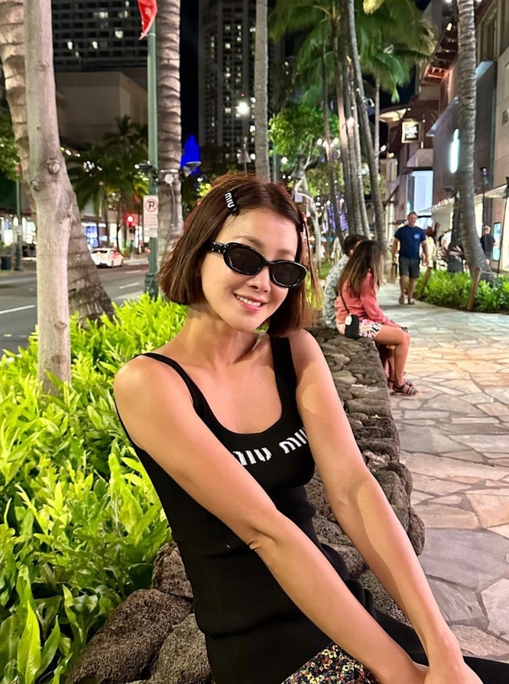  이시영 인스타그램 속 여행룩 따라잡기 (ft. 미우미우 드레스 & 헤어핀)