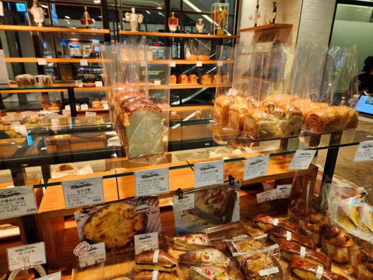 루반도르 현대백화점 부산점 소금빵 코코넛블루베리크림치즈 모카번