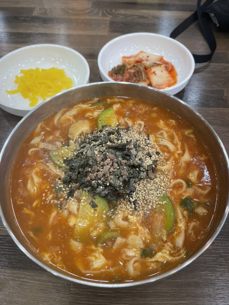 자전거집 사장님 소개로 방문한 강릉장칼국수 접근 좋고 맛도 좋은데 저렴하면 반칙아닌가요