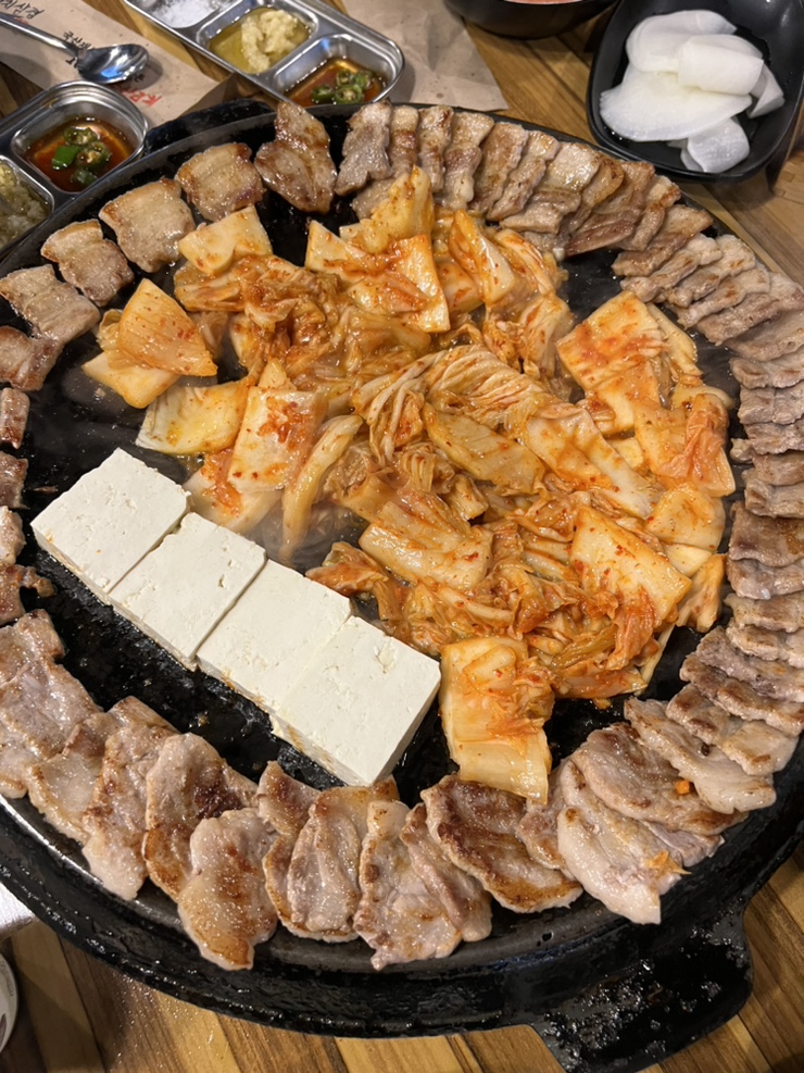  홍대 삼겹살 무쇠김치삼겹