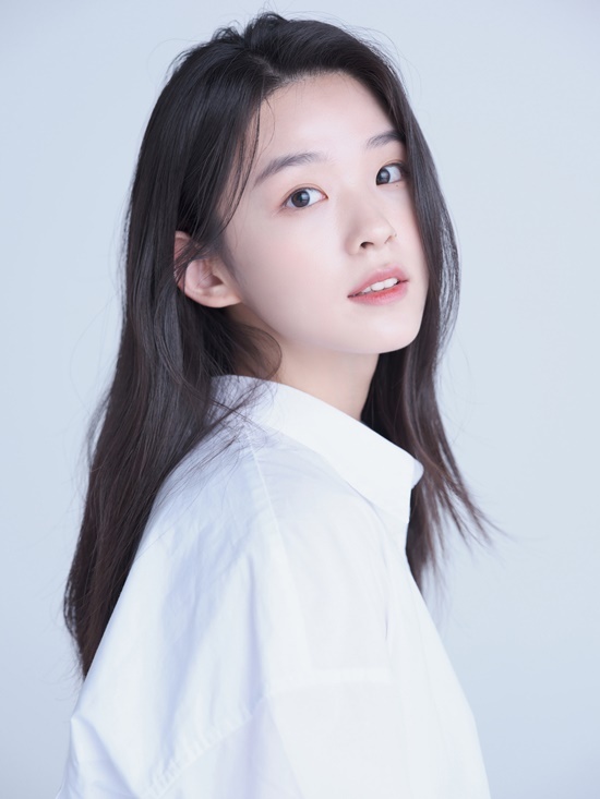 신예 김시은, <b>와이원엔터</b>와 <b>전속 계약</b> / 배우 정윤하 제스... 