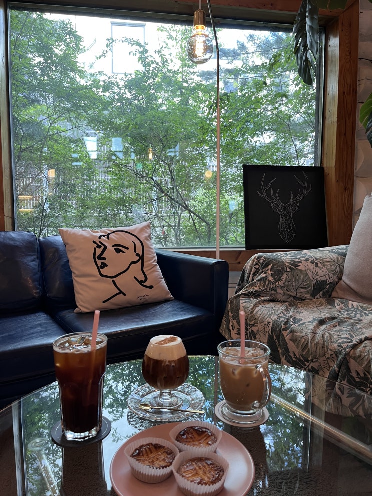일산 애니골카페 *풍동562카페* 핑크대문과 초록초록창이 예쁜 밤리단길 맛집 디저트 일산 애니골카페 *풍동562카페* 핑크대문과 초록초록창이 예쁜 밤리단길 맛집 디저트