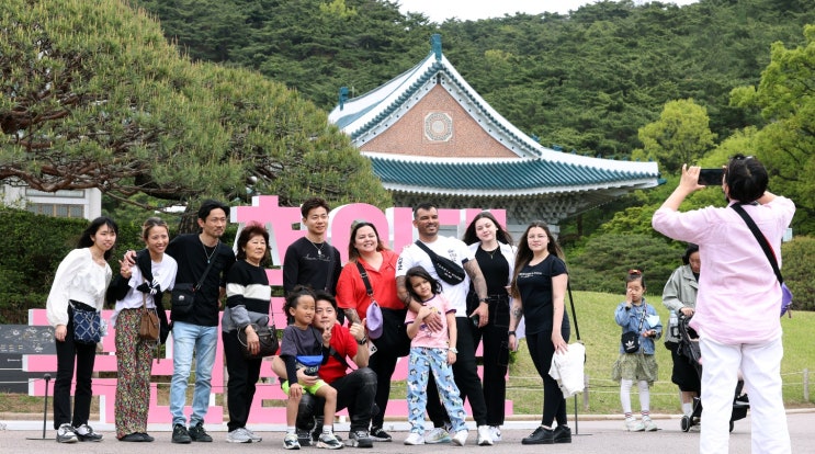 청와대, 외국인 관광객 명소로 부상 청와대, 외국인 관광객 명소로 부상
