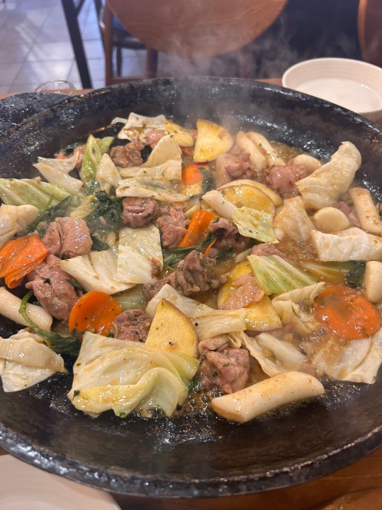  학동역 맛집 류몽민 갈릭닭갈비의 맛의 비결은?