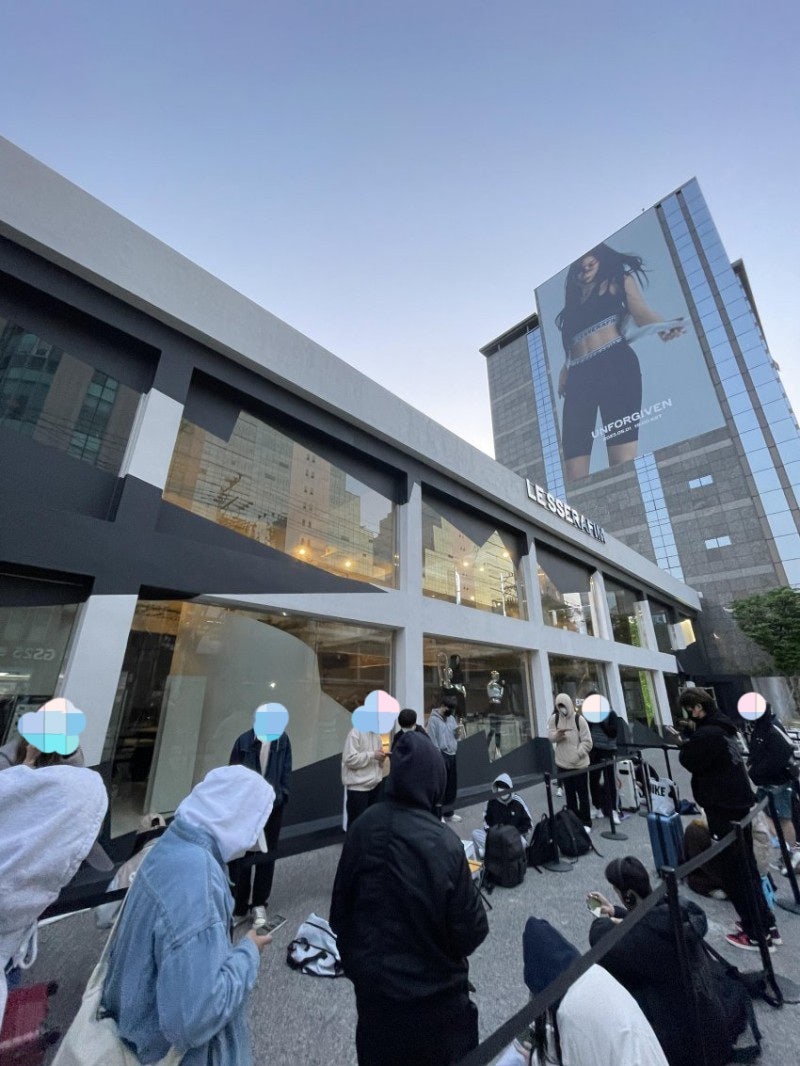 LE SSERAFIM Pop-up Store: The Open Run Situation on Day 2