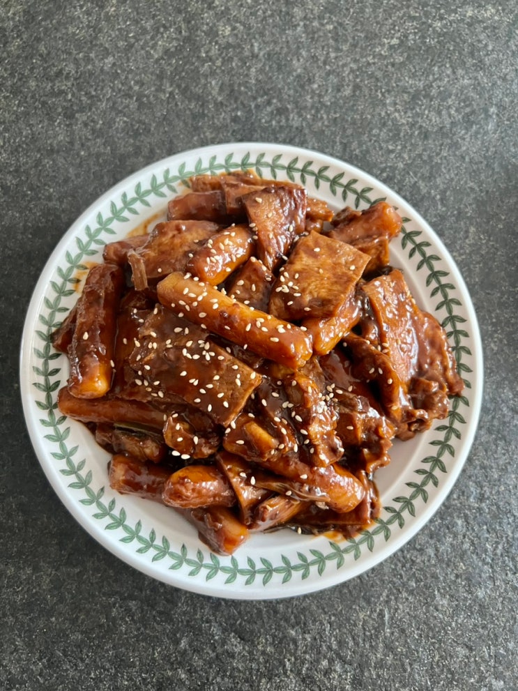  삼겹살로 만드는 매콤한 짜장 떡볶이 황금 레시피