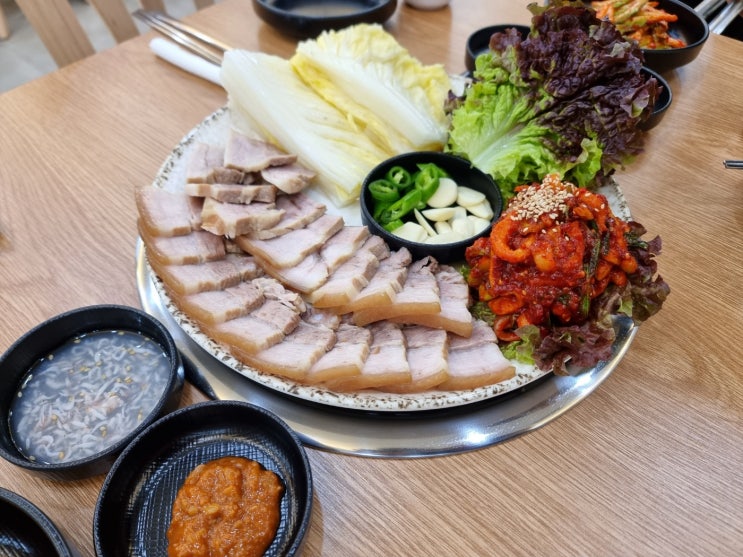 청주 푸짐한 해물 칼국수와 맛있는 보쌈이 있는 죽림홍두깨!