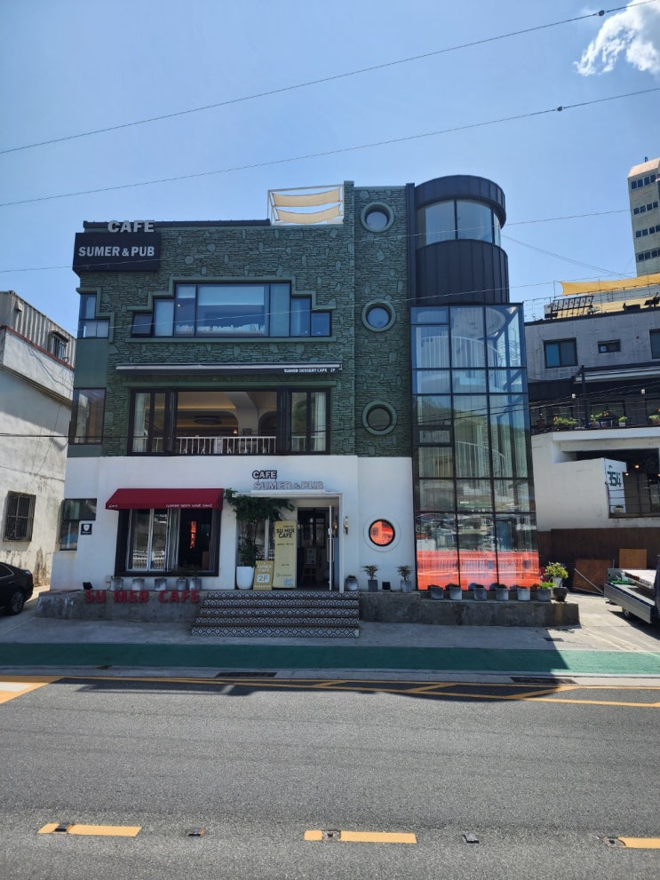  통영대교 앞 오션뷰 펜션/카페 슈메르 펍, 의자에서 침대까지!