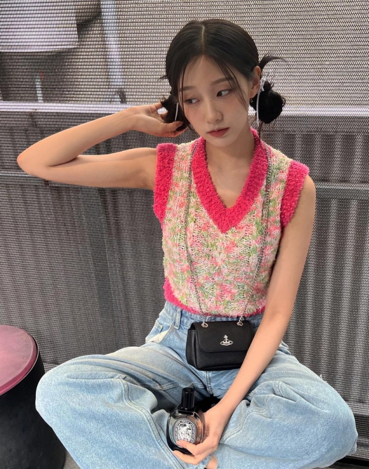  정예인 인스타그램 속 사복패션 따라잡기 (ft. 인스턴트펑크 크롭 베스트 & 비비안웨스트우드 미니백)