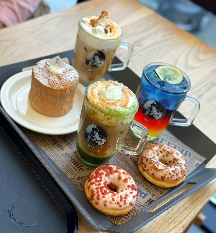  양양 물치항 애견 동반 카페 P.E.L coffee. 몽고메리의 존경을 담아 완성된 바다 뷰 멋진 커피 맛집. 빨간 머리 앤 너무 좋아 갤러리 카페.