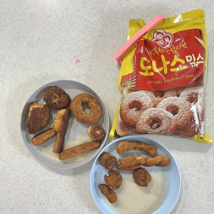 엄마표놀이, 주말에 뭐 할까 고민될 땐 오뚜기 도나스믹스로 엄마표 키즈베이킹. 엄마표놀이, 주말에 뭐 할까 고민될 땐 오뚜기 도나스믹스로 엄마표 키즈베이킹.