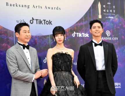 [스포츠서울] [포토]백상예술대상 3MC <b>신동엽</b>, 수지,<b>박보검</b>