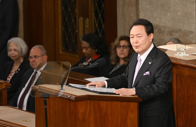 윤석열 <b>대통령</b>에게 미국의원들의 <b>기념촬영</b>과 사인 요청 쇄도... 