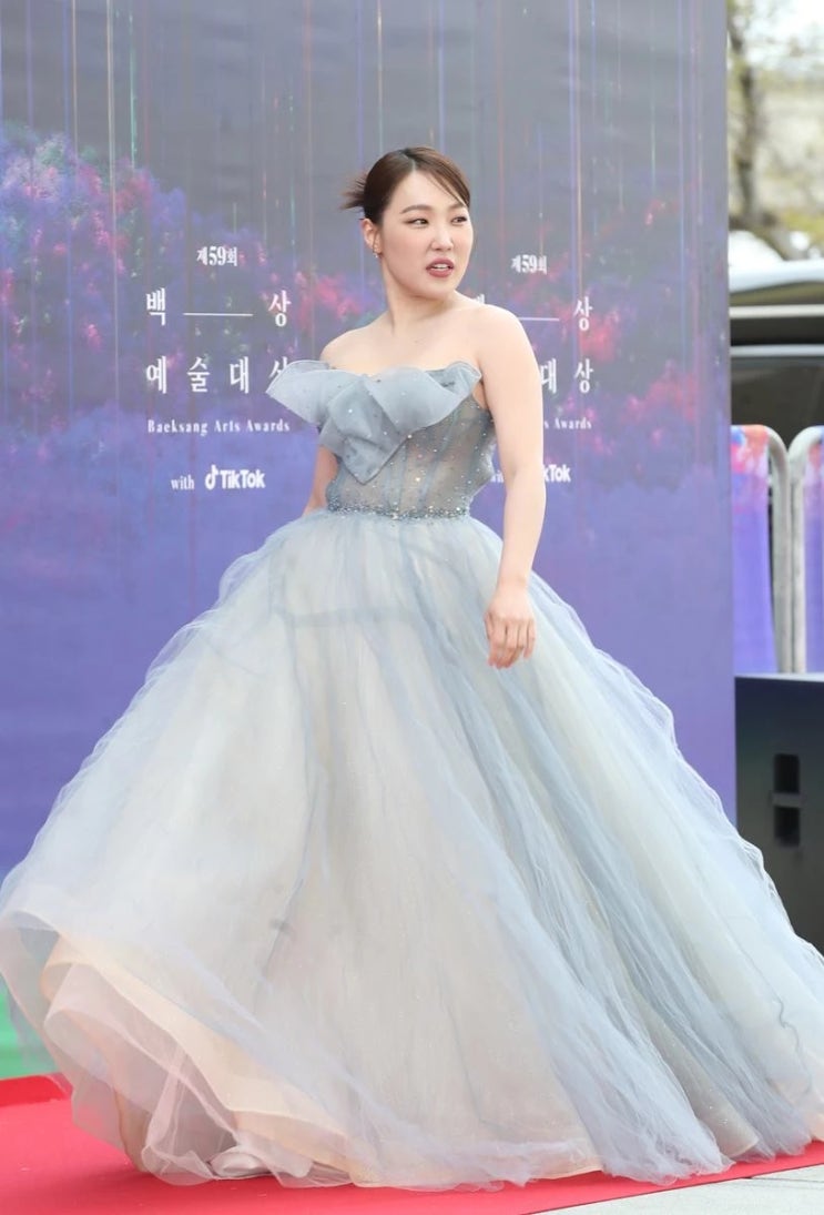 백상 TV 부문 여자 예능상 수상한 이은지, "요즘 저 때문에.." 무대 오르자마자 오열 백상 TV 부문 여자 예능상 수상한 이은지, "요즘 저 때문에.." 무대 오르자마자 오열