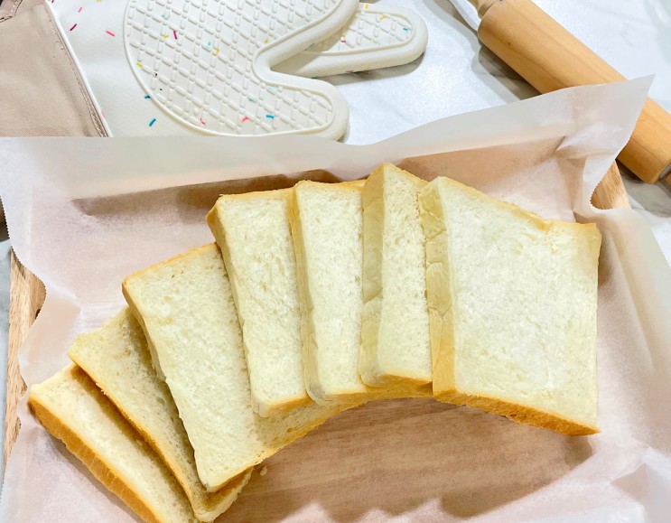제빵기능사 실기 준비로 만들었던 네모난 풀만식빵 입니다 :)