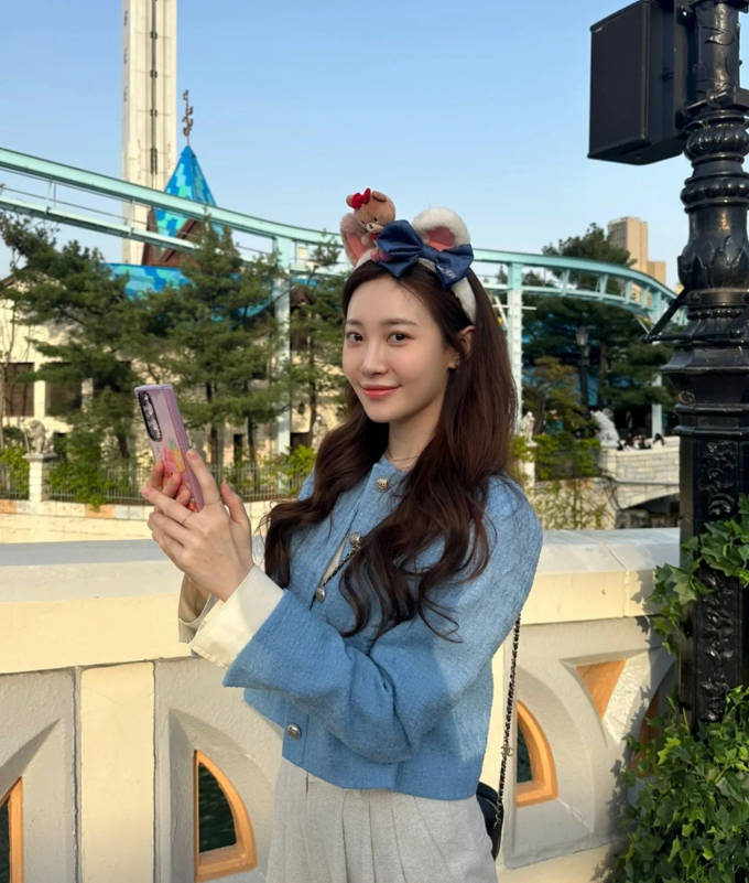 그룹 걸스데이 유라, 깜찍 머리띠 쓰고 놀이공원서 여친짤...여전한 아이돌 미모 그룹 걸스데이 유라, 깜찍 머리띠 쓰고 놀이공원서 여친짤...여전한 아이돌 미모