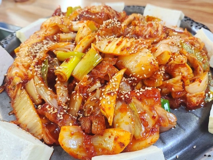  답십리 숯불향 가득 통돼지두루치기 맛집