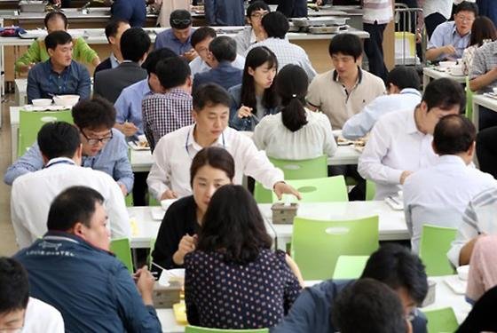 "직장인 점심, 친분 시간 NO…혼밥하고 운동할래요" "직장인 점심, 친분 시간 NO…혼밥하고 운동할래요"