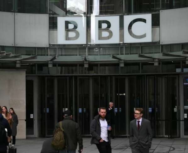 BBC 회장은 그를 임명한 보리스 존슨의 대출 링크를 놓고 사임합니다 BBC 회장은 그를 임명한 보리스 존슨의 대출 링크를 놓고 사임합니다