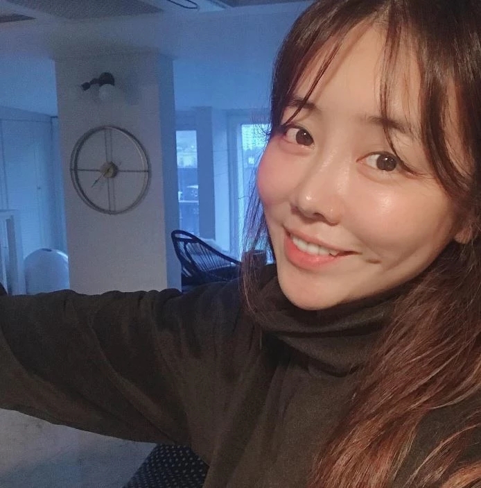 "폐경 시작될 나이에 임신" 가수 베니, 출산 앞두고 긴급 수술 후 딸 출산...산모와 아기 모두 건강 "폐경 시작될 나이에 임신" 가수 베니, 출산 앞두고 긴급 수술 후 딸 출산...산모와 아기 모두 건강