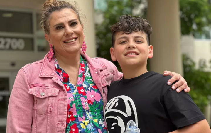 엄마가 설거지를 하다가 뇌졸중에 걸린 후 엄마의 생명을 구하는데 도움을 준 것으로 칭찬을 받은 12세의 텍사스 소년