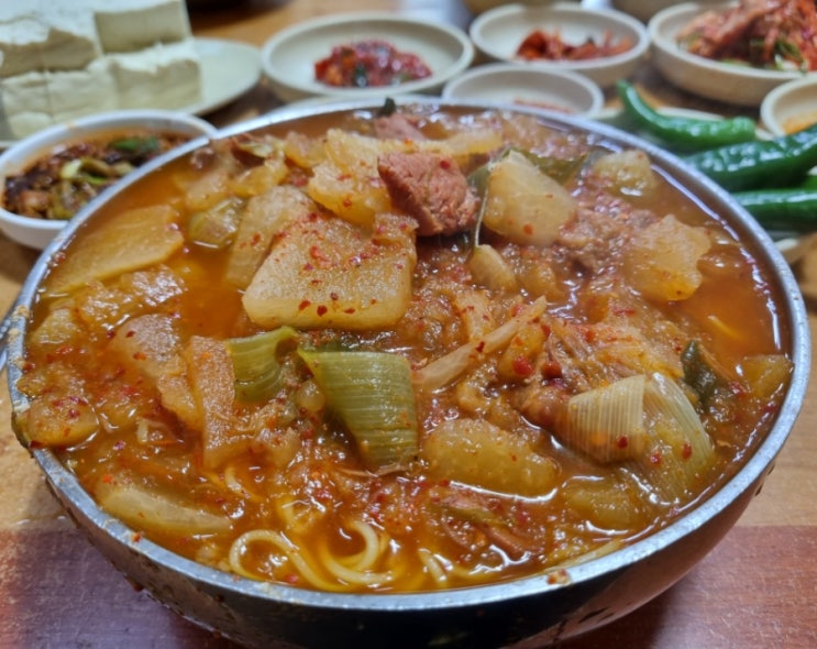  경산 착한 가격에 엄청난 양을 자랑하는 "국시집"