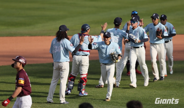 2023 프로야구 순위… 11년 만의 1위 <b>롯데</b>, 5월부터가 진짜