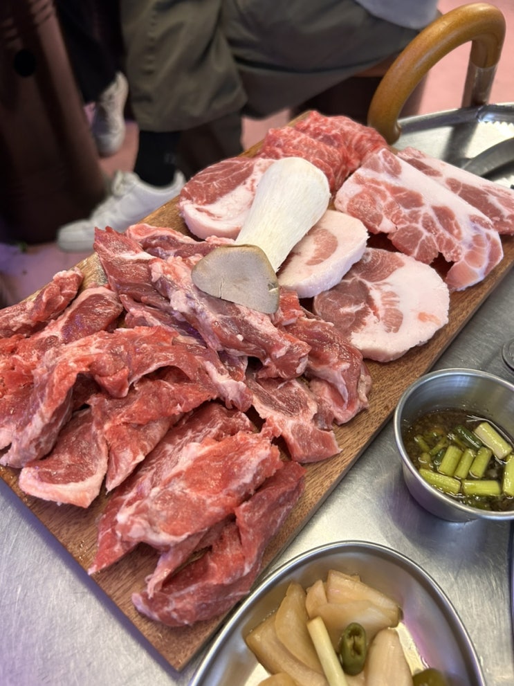  신논현 맛집 빽돈 감칠맛 나는 고기에 미친 사이드 메뉴들 궁금하지 않으세요?