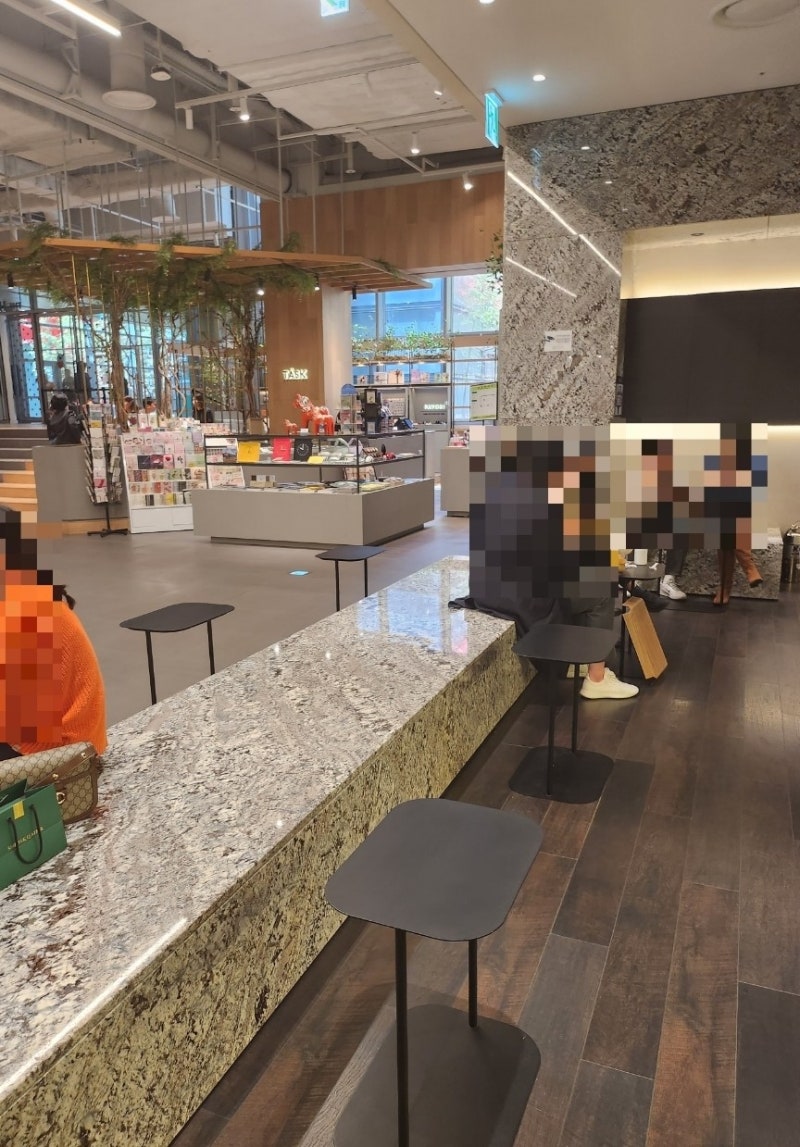 테일러 커피 더 현대 서울점 -SIE .샹프리 쇼핑.스톤헨지.오벤저스 어드벤처 팝업 : 네이버 블로그