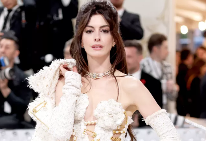 Anne Hathaway의 Met Gala Versace 가운은 금색 안전핀과 함께 묶여 있습니다 – 대담한 모습을 보세요! Anne Hathaway의 Met Gala Versace 가운은 금색 안전핀과 함께 묶여 있습니다 – 대담한 모습을 보세요!