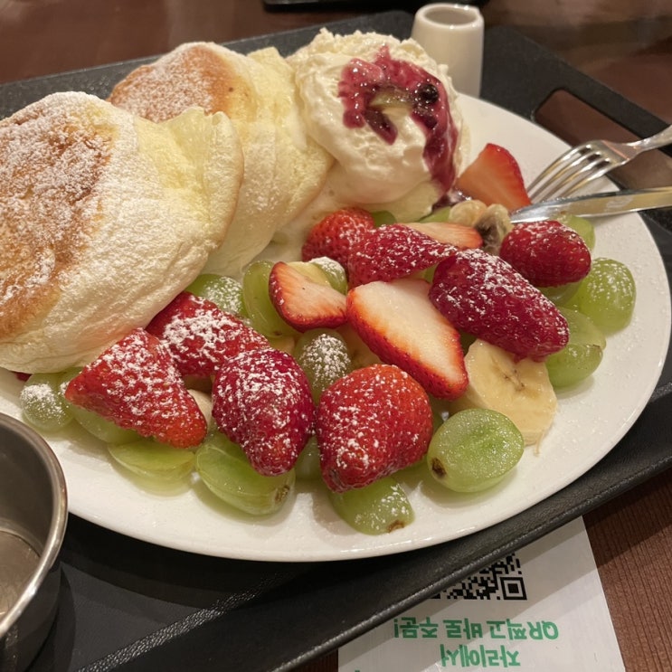  수플레 팬케이크 먹었다