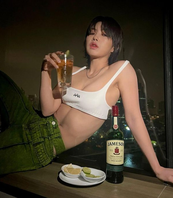 "여기서 이러시면 곤란" 댄서 아이키, 파격 포즈에 모니카 "감기 걸려 옷 입고 먹어" "여기서 이러시면 곤란" 댄서 아이키, 파격 포즈에 모니카 "감기 걸려 옷 입고 먹어"