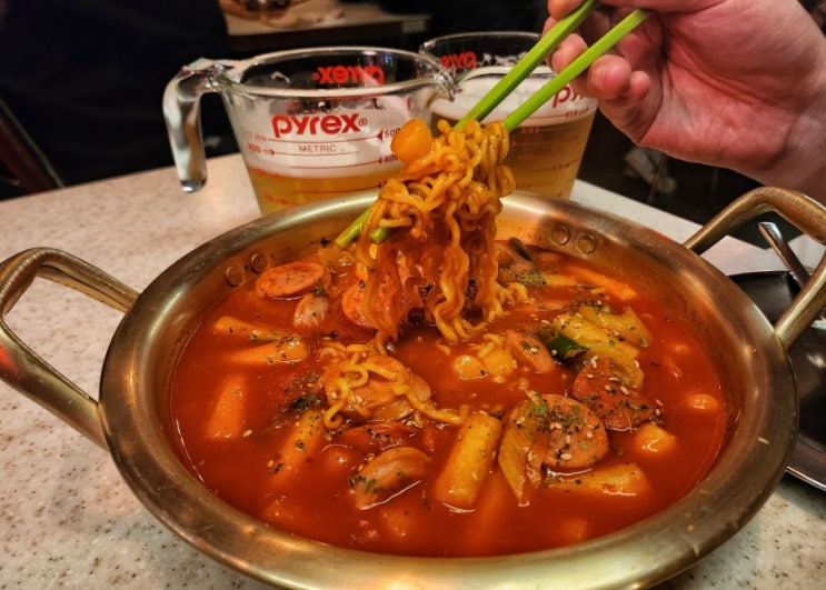  구디 술집 생활맥주에서 부대떡볶이에 공짜 소주 옵션까지