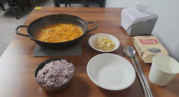 김치찌개 3,000원           밥은 무한리필                            '따밥' '따뜻한 밥상'마천점