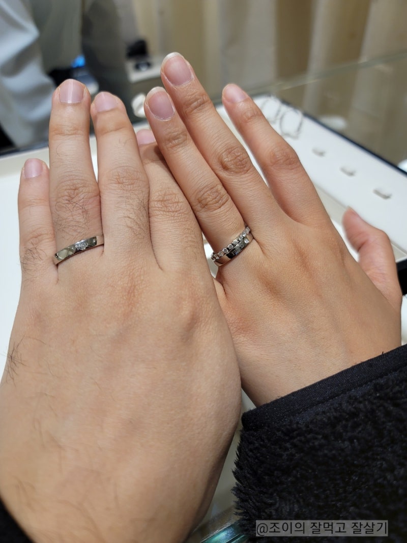 황금색 환경과 어두운 귀중한 돌이있는 검은 보석 반지, 검은색, 보석, 반지 PNG 일러스트 및 이미지 에 대한 무료 다운로드 -  Pngtree, image size:800x1067