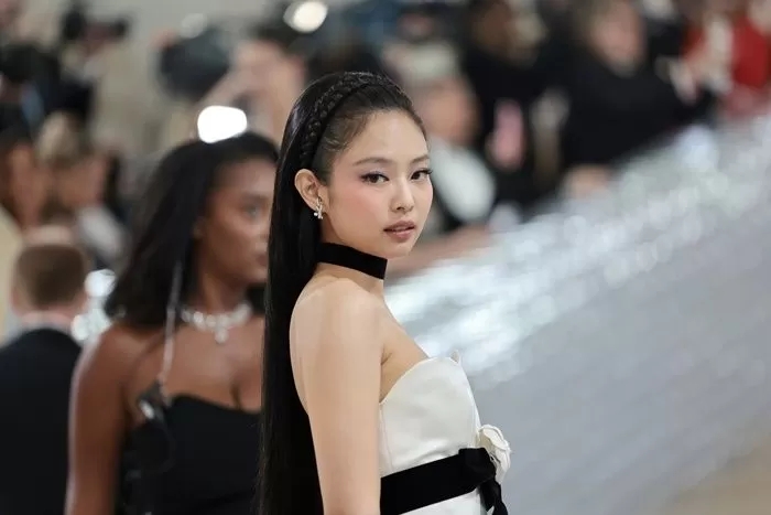 '인간 샤넬' 블랙핑크 제니, "걸어다니는 인형 같다" 반응...멧 갈라에서 머리 땋은 이유 '인간 샤넬' 블랙핑크 제니, "걸어다니는 인형 같다" 반응...멧 갈라에서 머리 땋은 이유