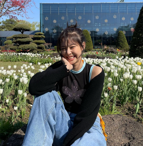  굽있는 스니커즈로 10만원대 제니의 애착신발인 아디다스 포럼 볼드 w 패션 코디