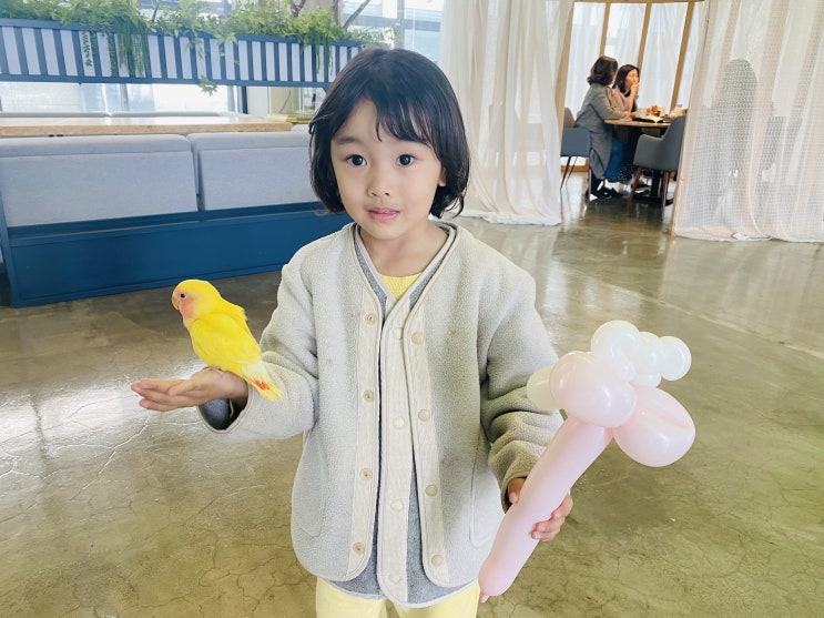  베이커리 카페와 실내동물원을 합친 대한이제빵소