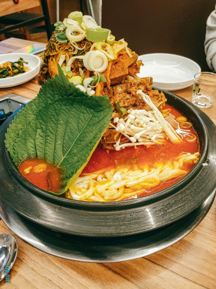  천안 청년감자탕 불당점 - 고기로 탑을 쌓다