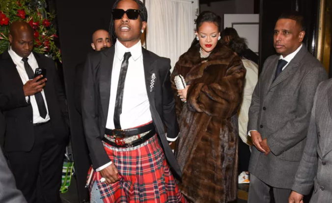 A$AP 로키, 미트 갈라에 앞서 깡충깡충 뛰던 장벽을 무너뜨린 팬에게 사과: '내 잘못이야 자기야' A$AP 로키, 미트 갈라에 앞서 깡충깡충 뛰던 장벽을 무너뜨린 팬에게 사과: '내 잘못이야 자기야'