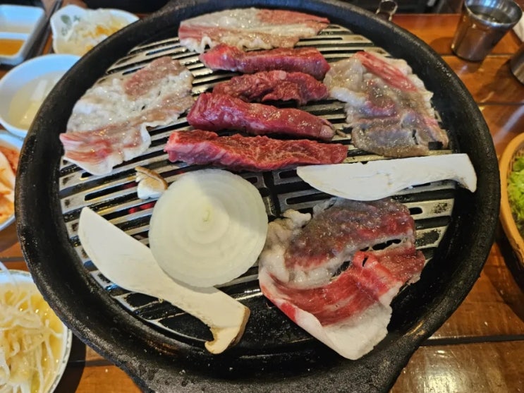 참숯화로에 굽는 살살 녹는 사당역 소고기 초동집 참숯화로에 굽는 살살 녹는 사당역 소고기 초동집