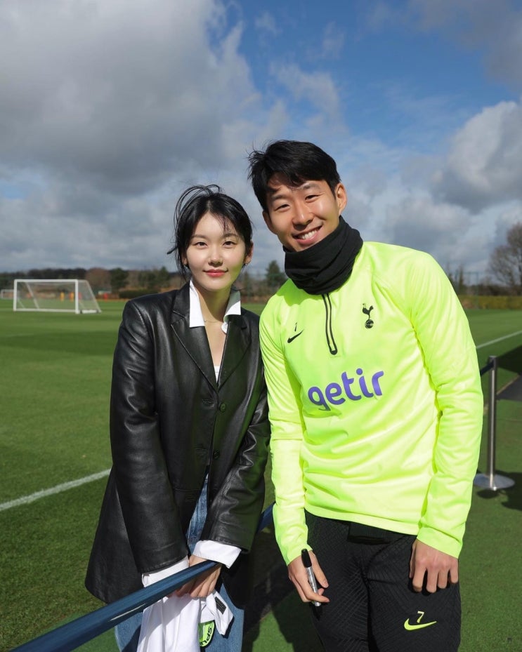 "옆에 손흥민이네" 산다라박·심소영, 런던서 크리스탈 팰리스와 경기 앞둔 손흥민과 투 샷 "옆에 손흥민이네" 산다라박·심소영, 런던서 크리스탈 팰리스와 경기 앞둔 손흥민과 투 샷