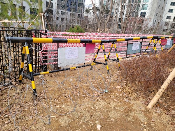 아현동 아파트 주민들 신축 아파트 초등학교 통학로 텃밭으로 막아 어디 팍팍한 사람들 아현동 아파트 주민들 신축 아파트 초등학교 통학로 텃밭으로 막아 어디 팍팍한 사람들