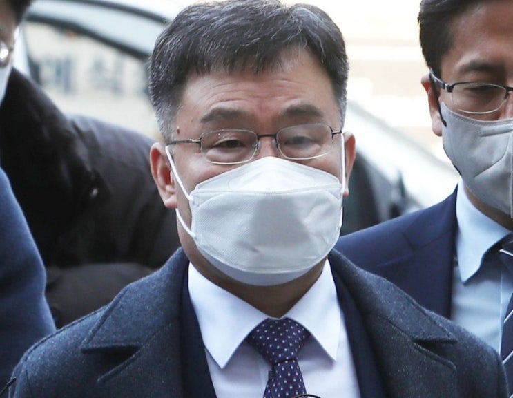 "<b>김만배</b>, <b>청탁</b>과 보도무마 대가로 저축은행 임원한테 10억... 