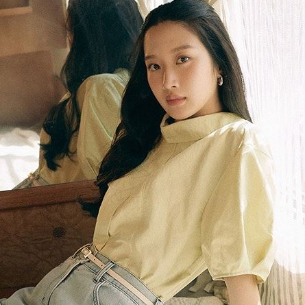  문가영 온앤온 여름 화보 속 여자 블라우스 반팔 노카라 자켓 코디 정보